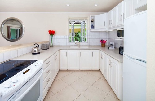 Hastings Apartment | Oppposite Beach with Pool - Margate #4
