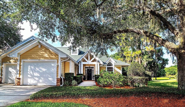 Waterfront-screened lanai-BBQ - sleeps 7 - community pool & hot tub!